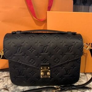 Louis Vuitton set shoulder bag and wallet